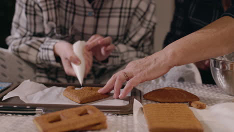 haciendo casas de pan de jengibre con la familia