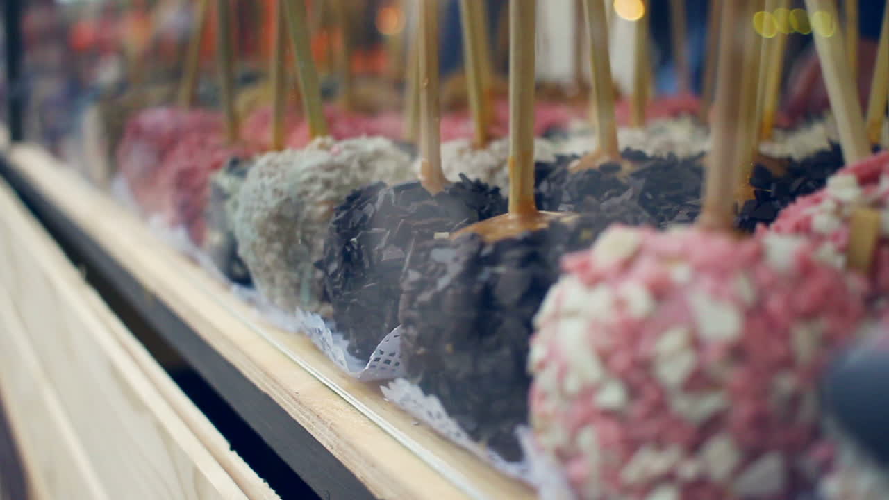 яблоки, покрытые карамелем и украшенные шоколадом. конфеты яблоки