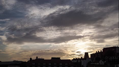 el resplandor del atardecer en el horizonte de la ciudad de bristol