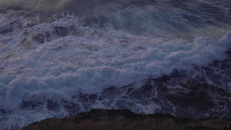 Impresionante-Paisaje-Natural-De-Espumosas-Olas-Del-Océano-Salpicando-En-La-Orilla-En-Una-Isla-En-Fiji-En-Una-Puesta-De-Sol---Toma-Panorámica-Superior