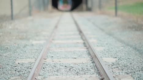 Mini-Eisenbahnschienen,-Die-In-Einen-Dunklen-Tunnel-Führen