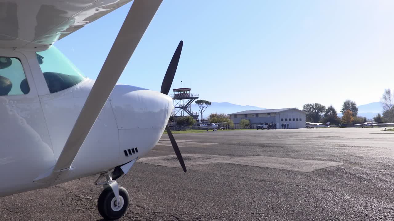 Personal de tierra rodeando el avión estacionado en un aeródromo