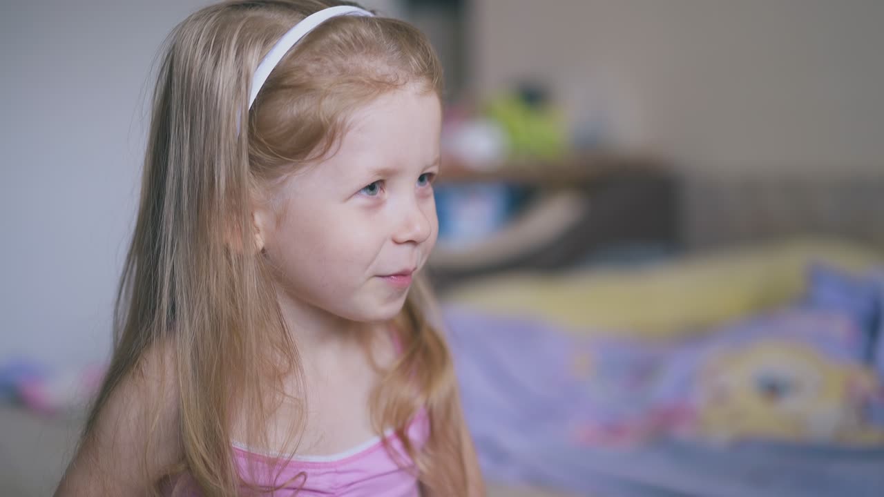 la madre da la medicina a una niña linda con una cuchara en la cama