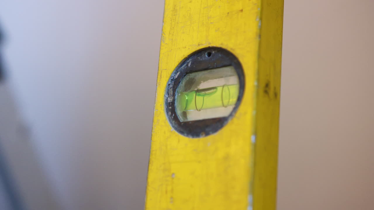 작업자의 정신 수준을 느린 동작으로 찍은 비중없는 시각