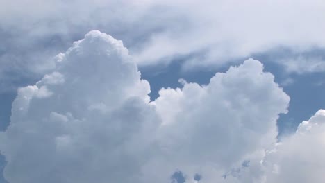 un lapso de tiempo de nubes tormentosas expandiéndose en un cielo azul 2