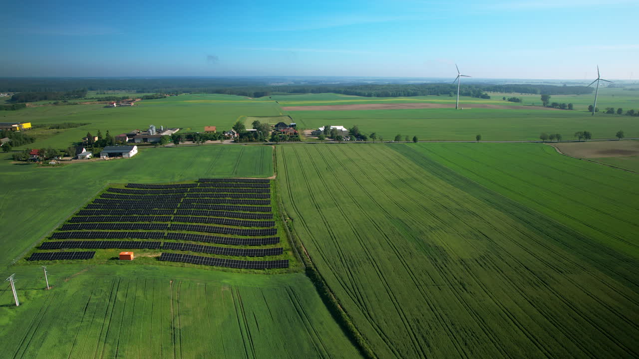 Concetto di energia rinnovabile, impianto fotovoltaico con parco eolico