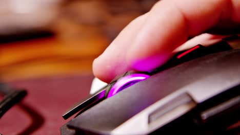 primer plano del mouse de jugador con luces led de arco iris, haciendo clic, desplazándose hacia arriba y moviéndose