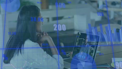 animación de procesamiento de datos financieros sobre mujer de negocios biracial en llamada de video portátil en la oficina.