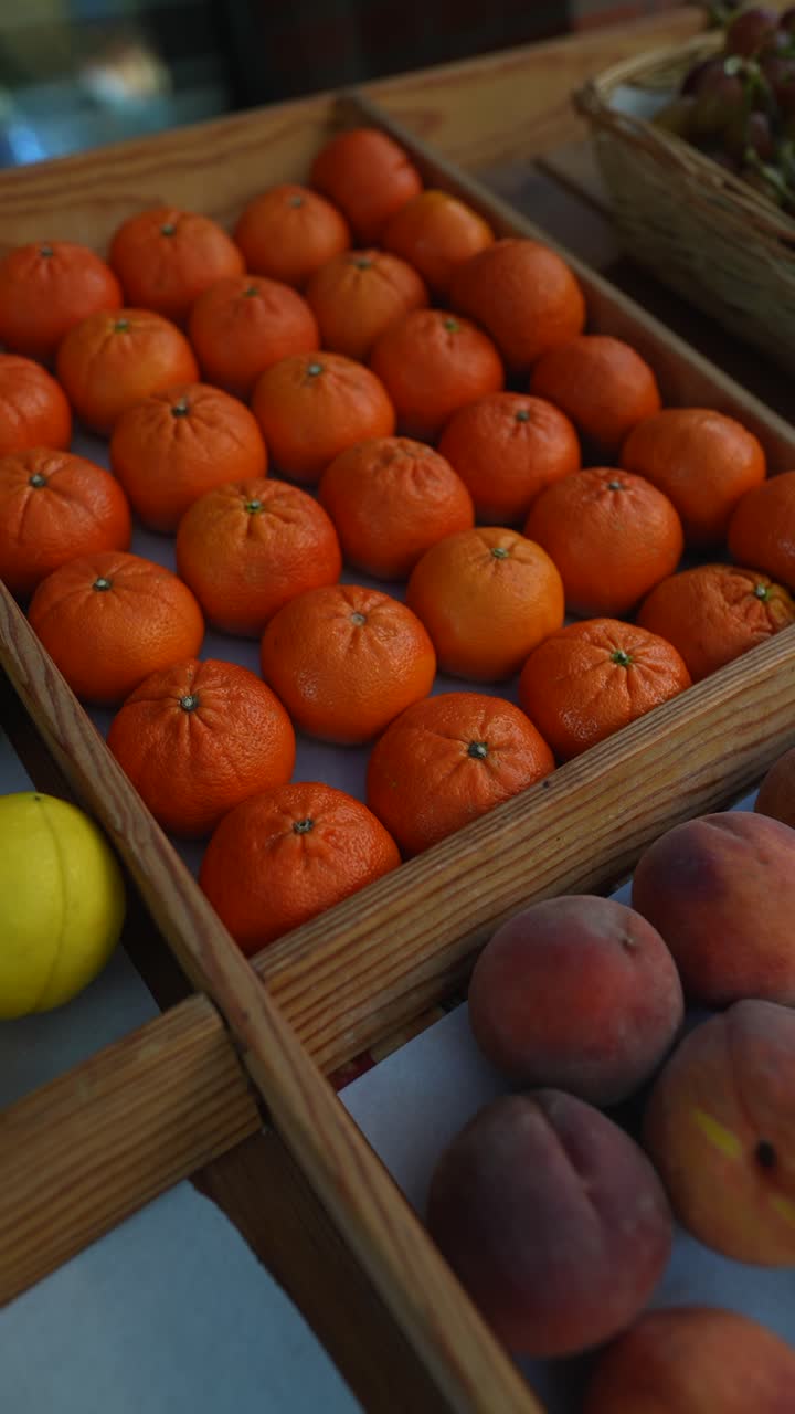 목조 트레이에 담긴 신선한 과일