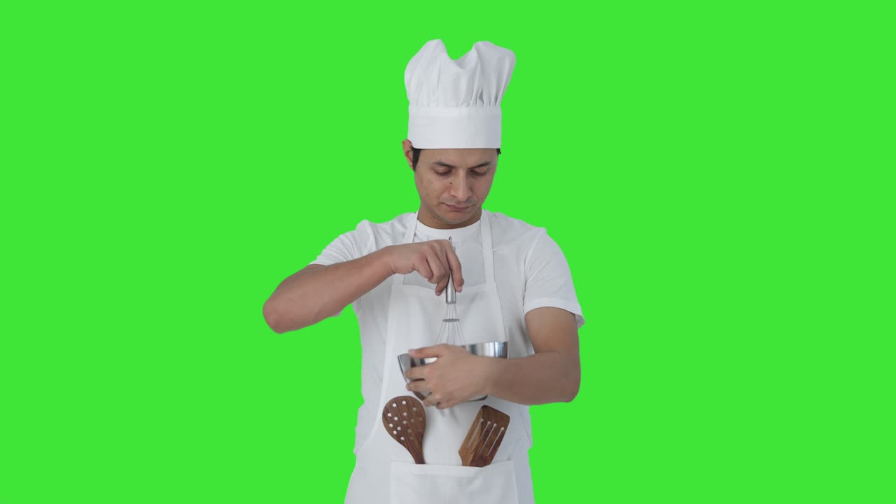 chef profesional indio golpeando la harina en el cuenco pantalla verde