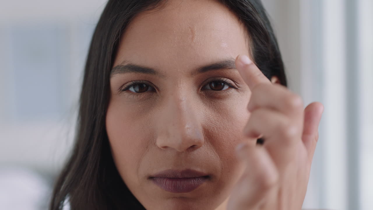 retrato mujer hermosa preparándose aplicando maquillaje en casa mirándose en el espejo disfrutando de la rutina matutina con belleza natural cosméticos para el cuidado de la piel