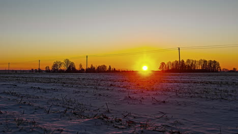 Malerischer-Goldener-Sonnenaufgang-Am-Horizont-Am-Gefrorenen-Wintermorgen,-Zeitraffer