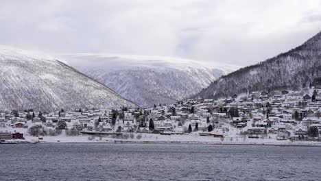 Tromsø-Norwegen-Schneebedeckte-Berge-Eiskalt