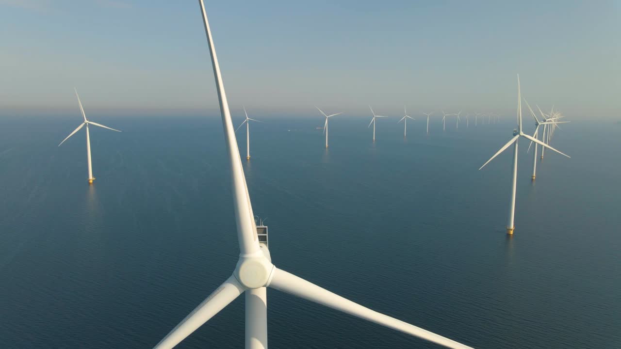 enormes turbinas de molino de viento, granja de molino del viento en la costa en el océano westermeer parque de viento, molinos de viento aislados en el mar en un hermoso día brillante países bajos flevoland noordoostpolder