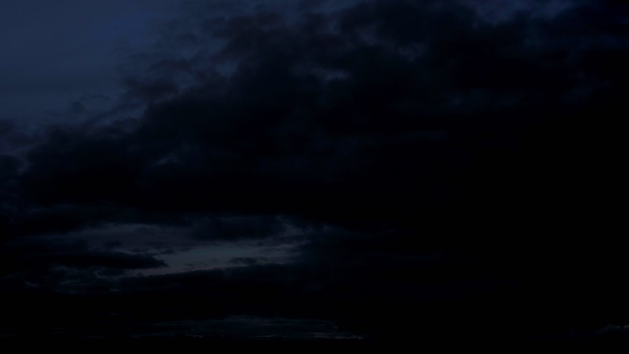 una toma de lapso de tiempo de nubes en movimiento que muestran un amanecer