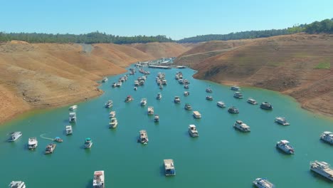 Increíble-Antena-Sobre-El-Lago-Oroville-De-California-Azotado-Por-La-Sequía-Con-Bajos-Niveles-De-Agua,-Costa-En-Retroceso-Y-Casas-Flotantes-Varadas