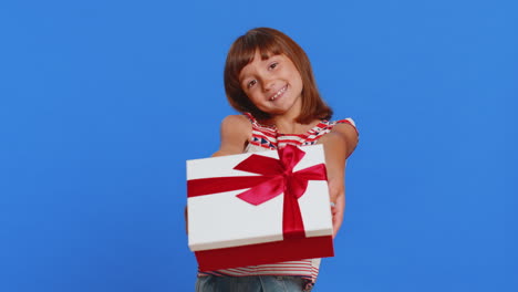 encantadora sonrisa preadolescente niña niña presentando caja de regalos de cumpleaños oferta envuelto regalo celebrando
