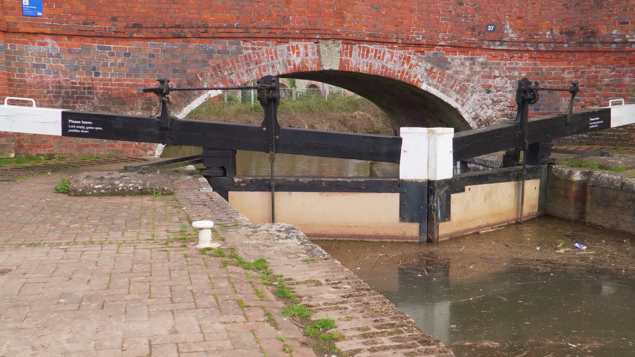bridgewater 및 taunton canal에 있는 운하 게이트의 4k 보기