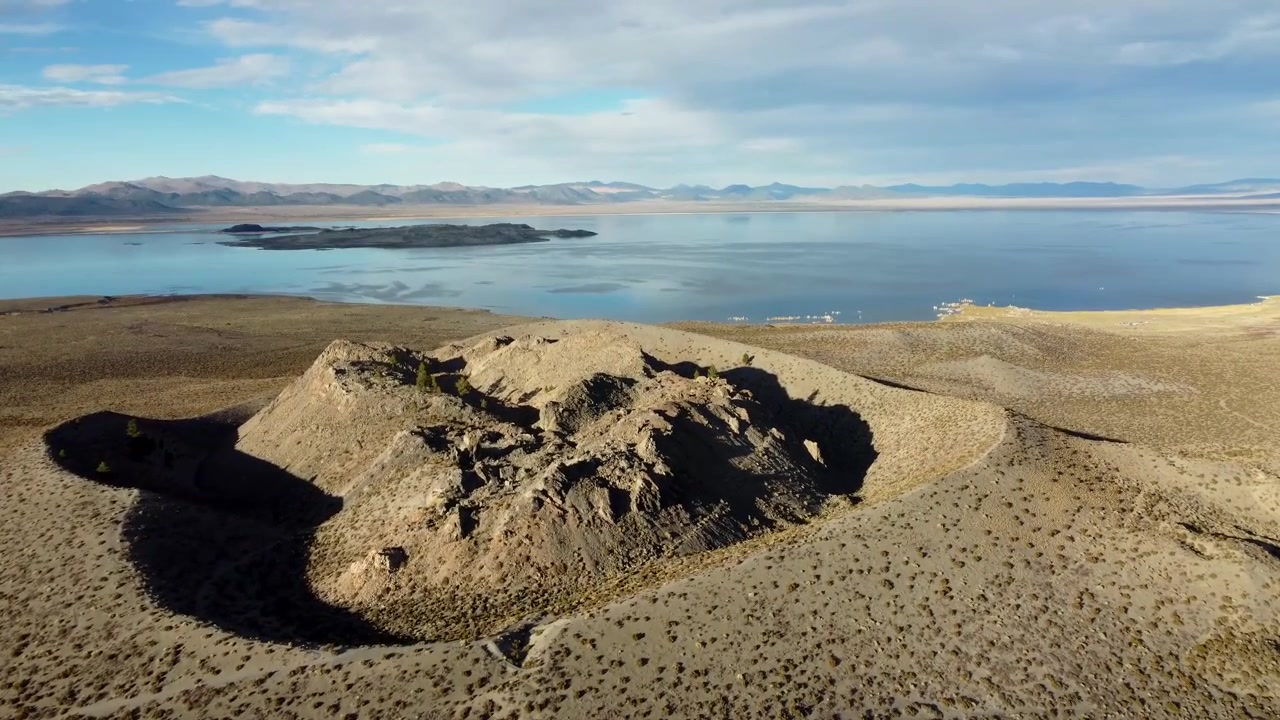 USA, CA, Mono Lake, Panum Crater, 45591 – Panum-kraatteri Mono-järvi taustallaan auringonlaskun aikaan.