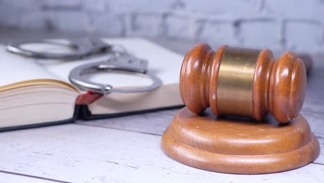 martillo, esposas y libro de leyes: símbolos de la justicia y el sistema legal