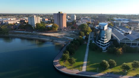 Downtown-Newport-News,-Skyline-Von-Virginia-An-Einem-Hellen-Herbsttag,-Von-Der-Drohne-über-Dem-James-River-Aus-Gesehen