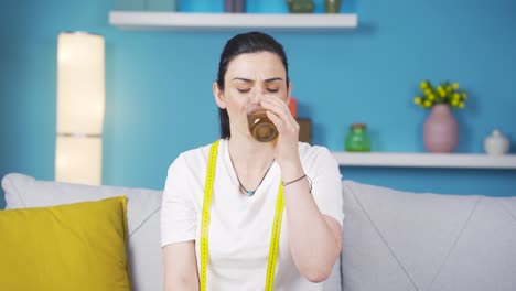 Die-Person,-Die-Eine-Diät-Macht-Und-Saft-Trinkt.-Gesundes-Essen.