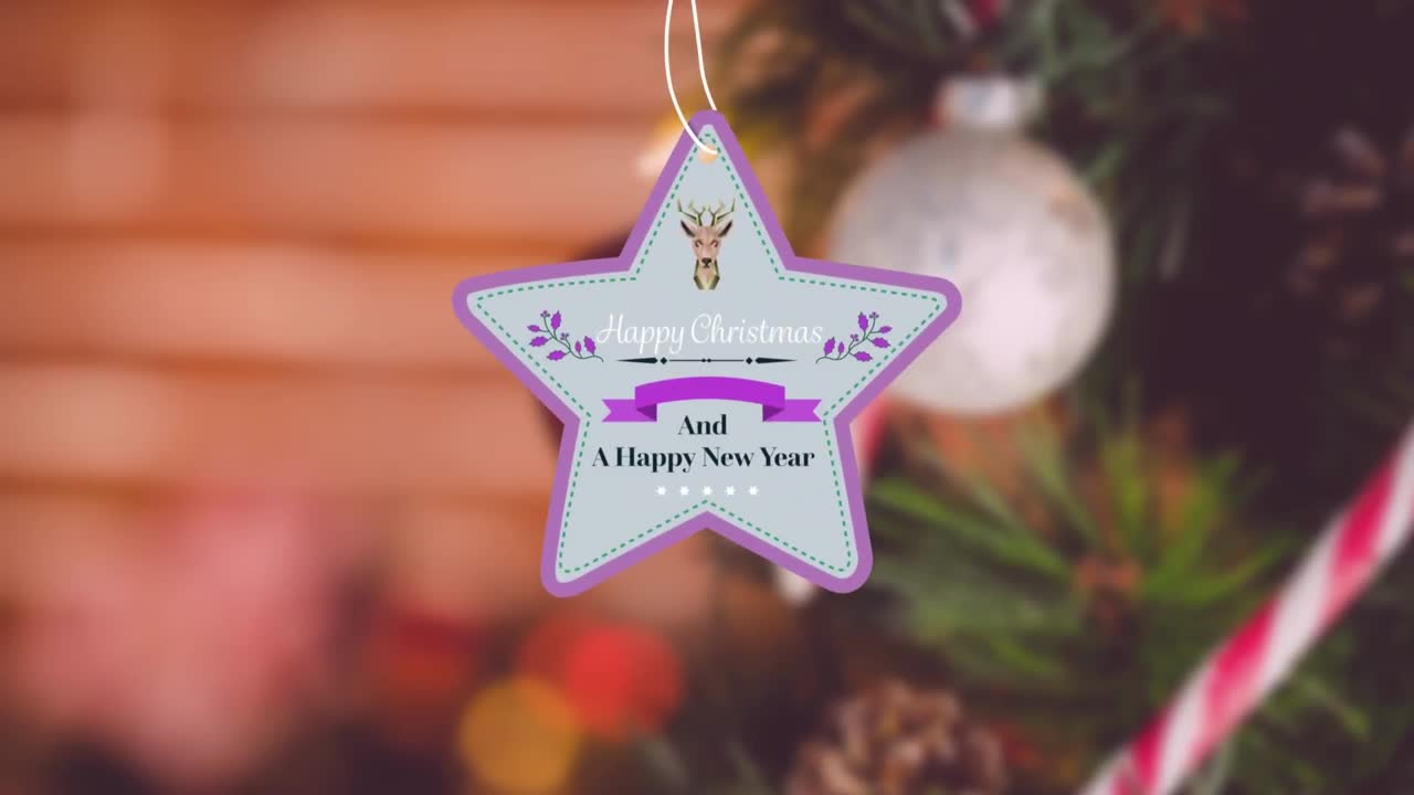 animación de feliz navidad y feliz año nuevo pancarta de texto colgando contra el árbol de navidad decorado.