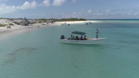 marinero arroja anclas al agua para amarrar lanchas y bajar a los turistas a la playa caribeña