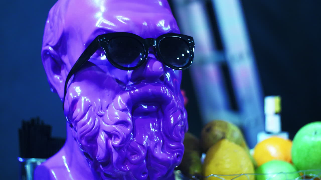 Scultura blu di una testa maschile con barba e occhiali. Arte moderna.