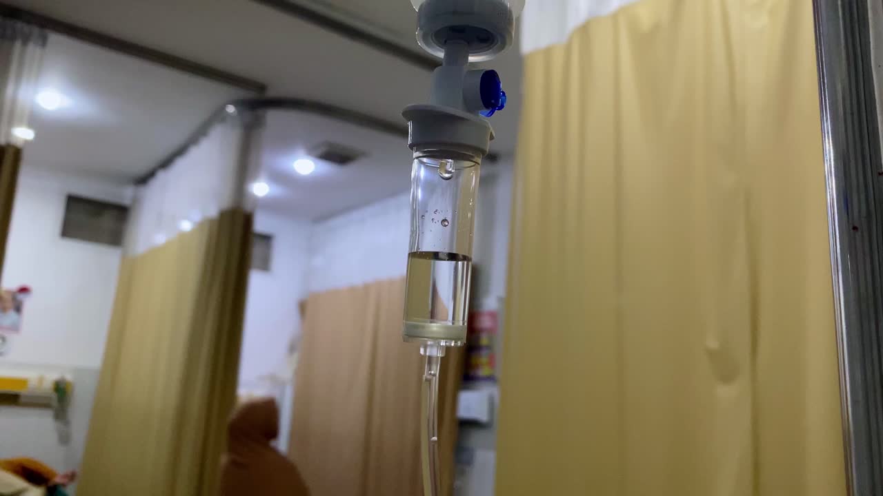 cerca de una manguera de goteo intravenoso en la sala de emergencias