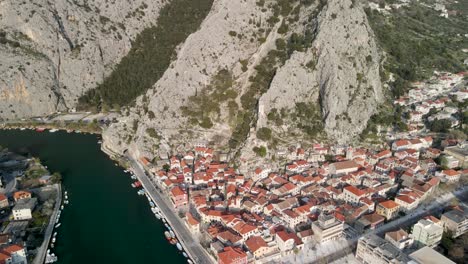 Omiš,-Pequeña-Ciudad-Y-Puerto-En-La-Desembocadura-Del-Río-Cetina,-Croacia