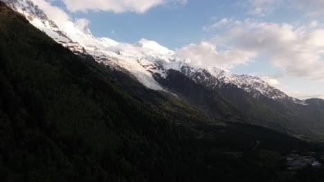 los picos nevados del mont blanc en los alpes franceses en un soleado día de primavera, disparado por un dron