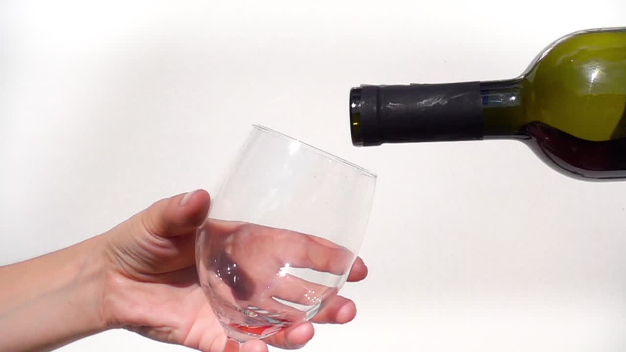 빨간 와인이 슬로우 모션으로 유리잔에  ⁇ 여지고 있습니다.