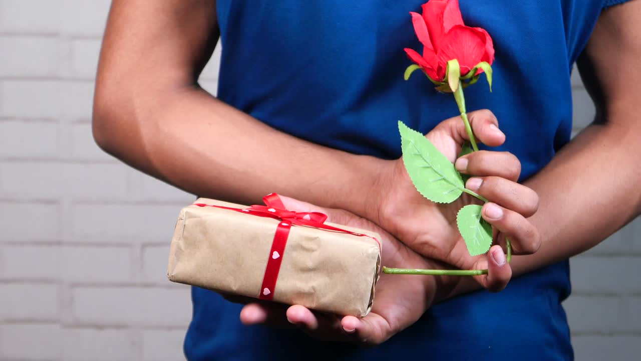 선물과 장미를 숨긴 남자