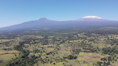 cubierta forestal bajo la ladera del monte kilimanjaro áfrica kenia