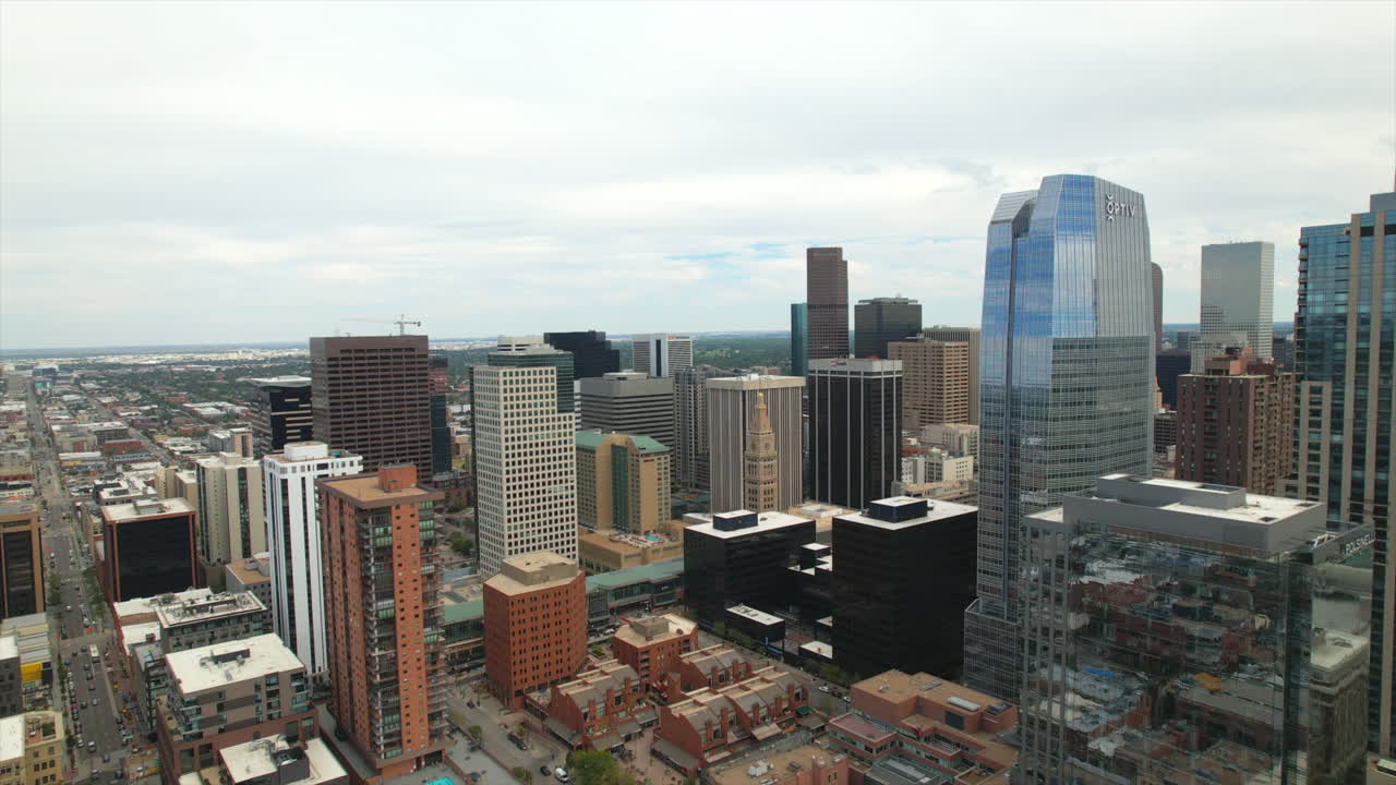 Drone aéreo recuando sobre edifícios altos e arranha-céus na área central de Denver, Colorado, EUA.