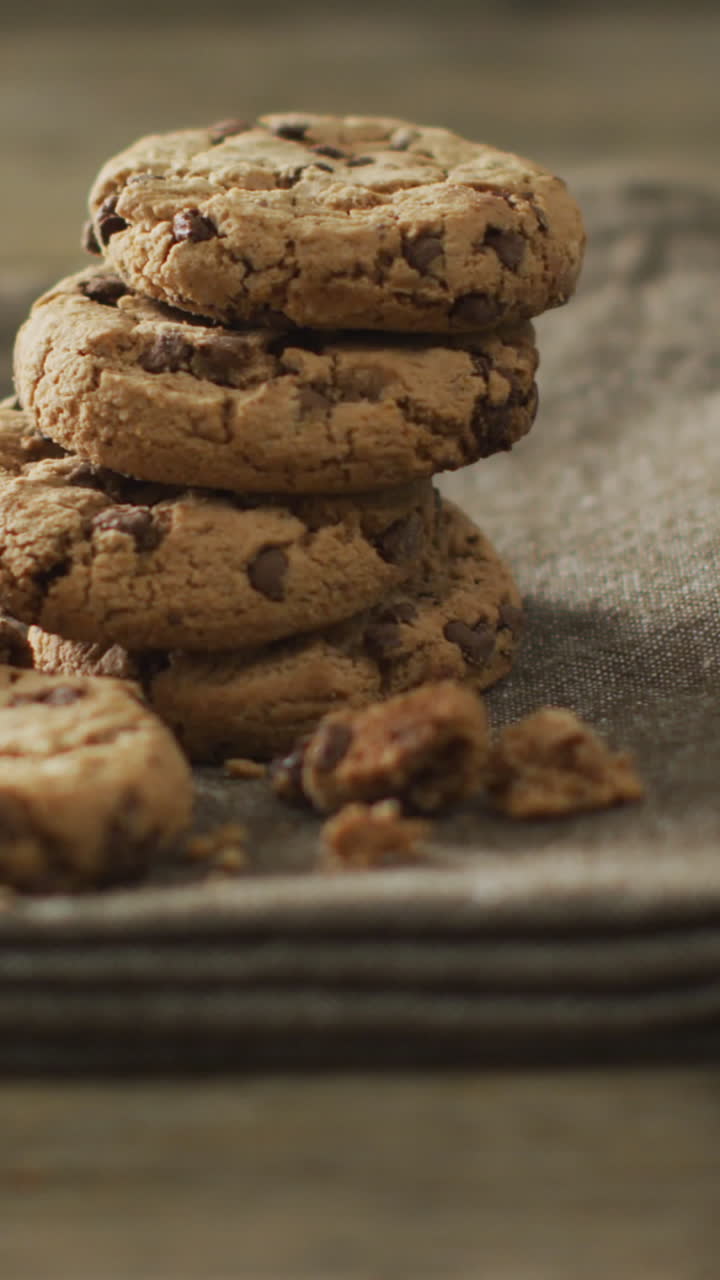 Video di biscotti al cioccolato su sfondo di legno