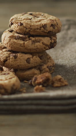 video de galletas con chocolate sobre un fondo de madera