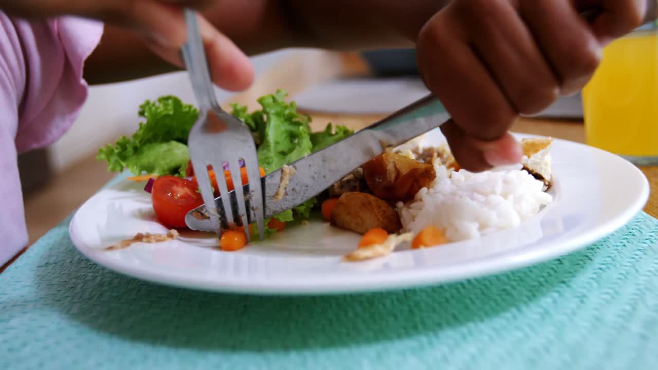 chica comiendo en la mesa del comedor