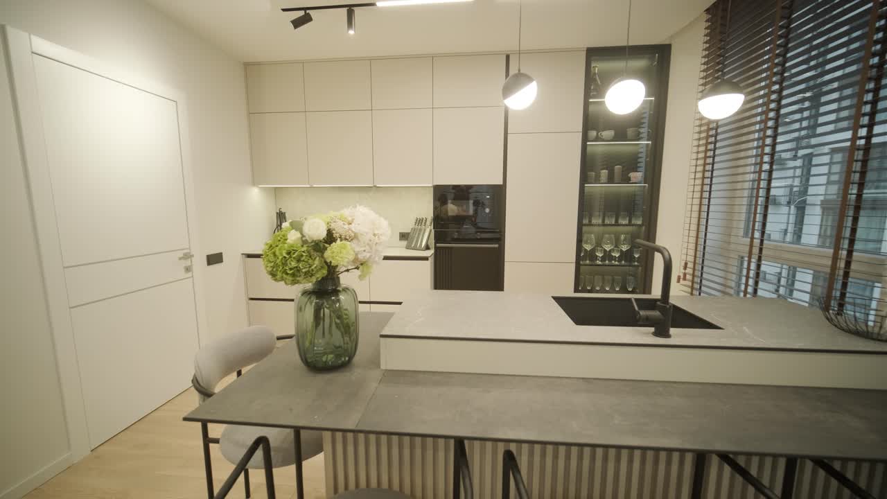 interior de la cocina minimalista moderna con grandes ventanas y tonos neutrales