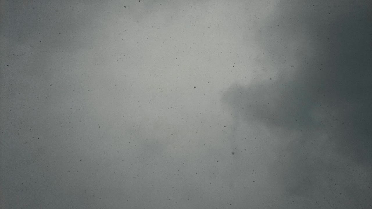 하늘에서 눈이 떨어지고 구름에서 아래에서 위로 보이는 눈알이 날아갑니다.