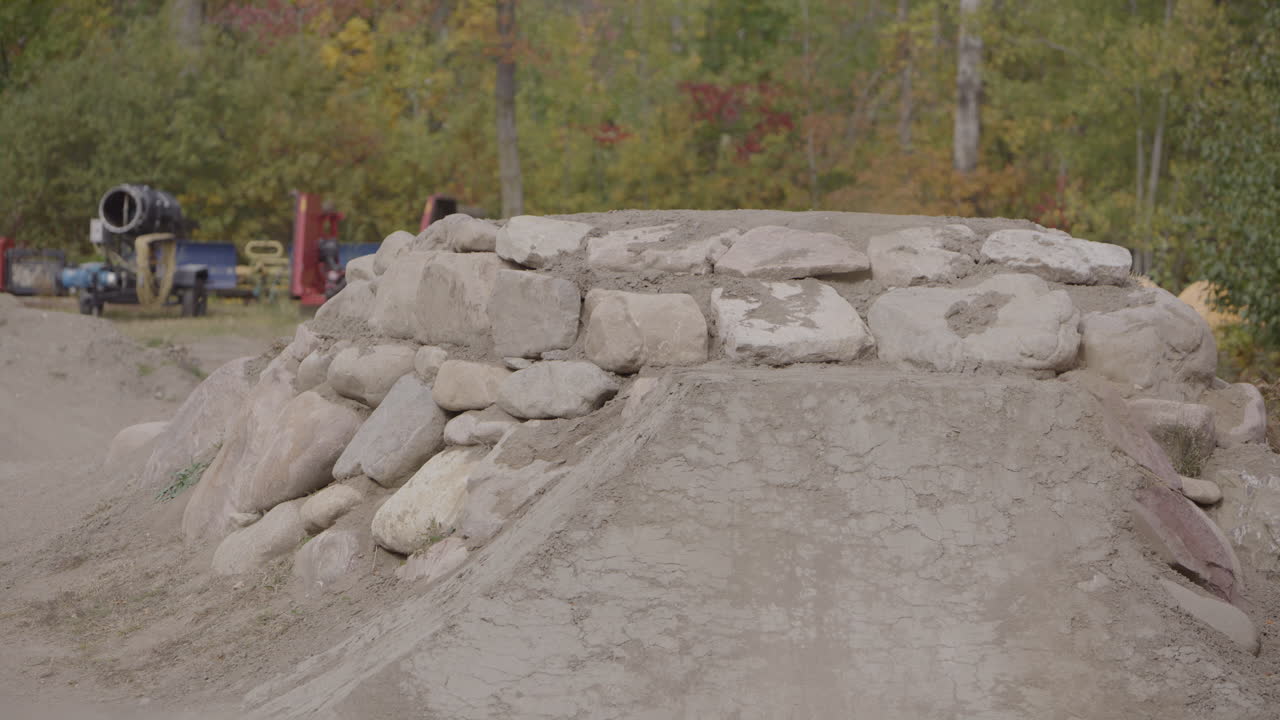 익스트림 스포츠 산악 자전거 - 슬로우 모션으로 먼지 점프 트릭