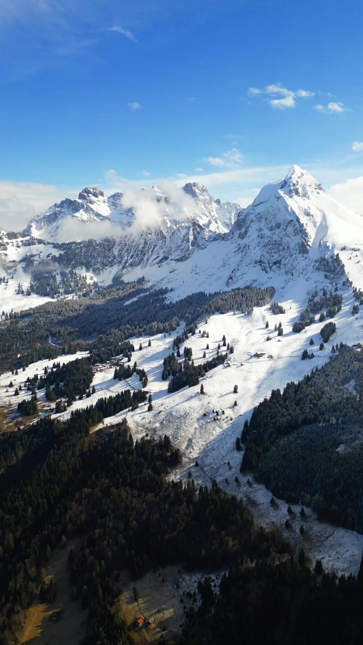 Alpi Svizzere Fronalpstock Glarona vetta innevata valle di montagna Svizzera reel video verticale