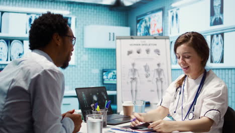 personal médico que revisa los informes y resultados de diagnóstico de un paciente