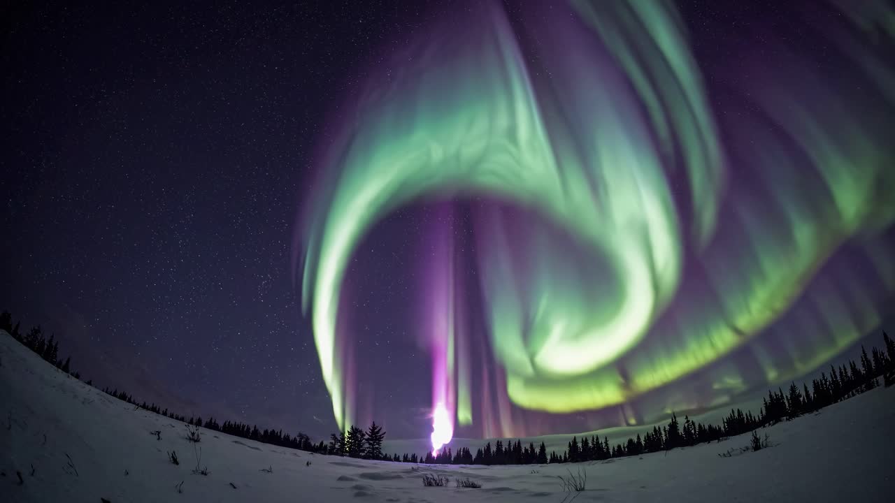 A mesmerizing wide-angle video captures the ethereal beauty of the Northern Lights, with vibrant