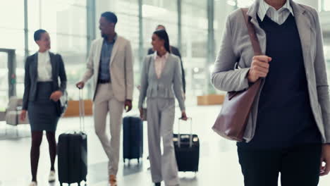 mujer de negocios, viajes y personal corporativo caminando