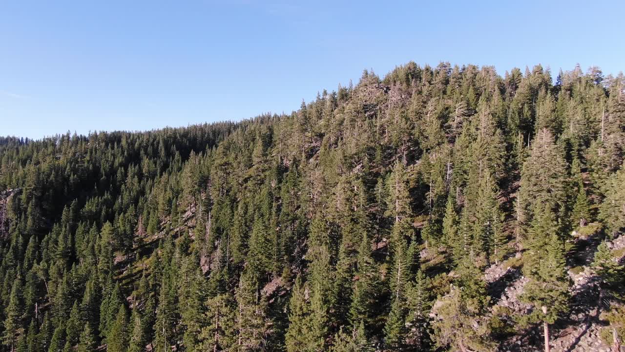 drone ariel toma de un vecindario en el bosque del lago tahoe por encima de nevada y california, mostrando la cordillera de la sierra nevada y el agua durante la puesta de sol