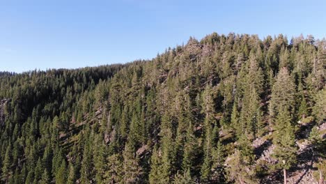 Toma-De-Ariel-Con-Drones-De-Un-Vecindario-En-El-Bosque-Del-Lago-Tahoe-Sobre-Nevada-Y-California,-Que-Muestra-La-Cordillera-De-Sierra-Nevada-Y-El-Agua-Durante-La-Puesta-De-Sol