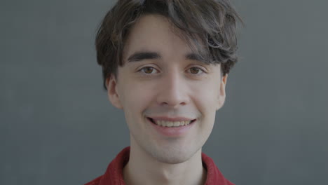 retrato de un joven sonriente