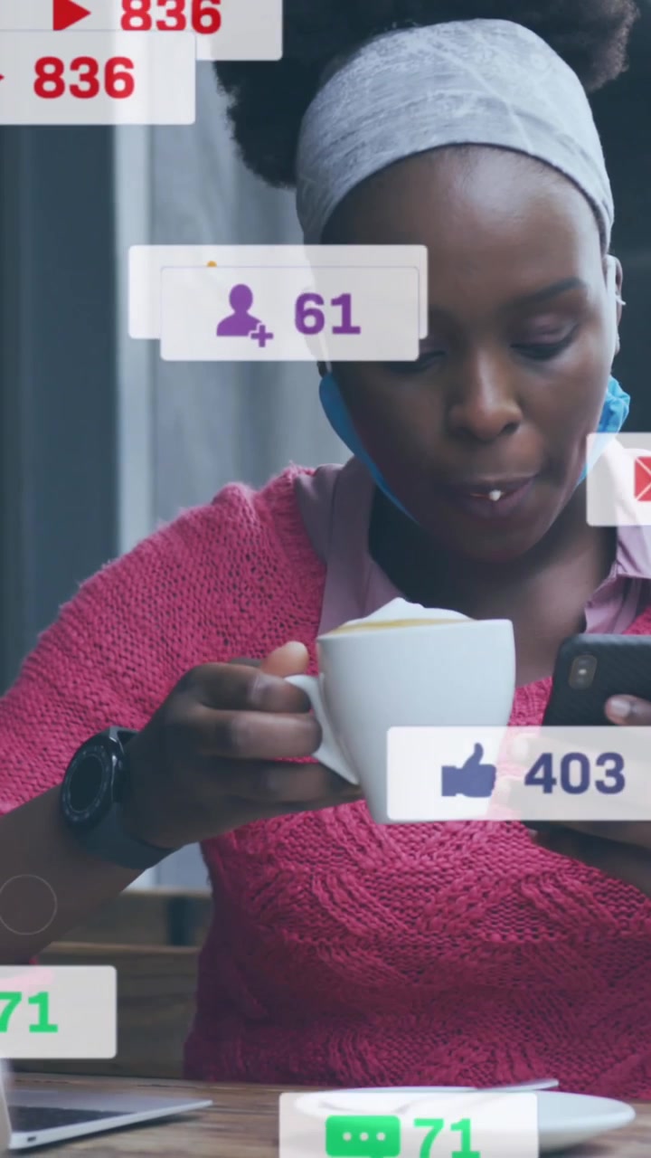 Animation af notifikationer fra sociale medier over afroamerikansk kvinde, der bruger smartphone på café.
